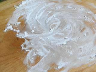 4、这才是香蕉的正确吃法，香酥美味的香蕉丸子，奉送制作方法,面板上撒上一把面粉