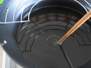 8、这才是香蕉的正确吃法，香酥美味的香蕉丸子，奉送制作方法,油锅放入筷子，周边迅速气泡，说明油温合适