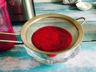 5、少女心爆棚+火龙果牛奶小方,用筛子过滤一遍