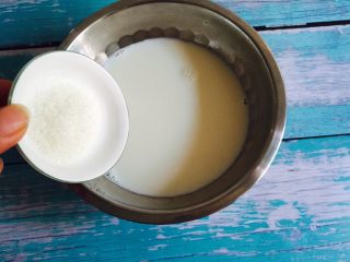 6、少女心爆棚+火龙果牛奶小方,加入细砂糖