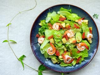 14、鲜虾胡柚沙拉,将所有食材装盘，最后撒上胡柚和芝麻，并调上自己喜欢的口味沙拉即可。