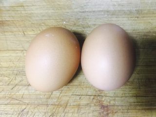 1、酸奶蛋糕,准备两个鸡蛋