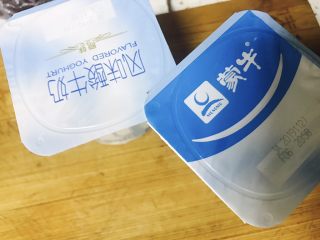 2、酸奶蛋糕,两盒酸奶