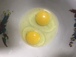 5、酸奶蛋糕,两个鸡蛋打入碗中