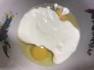 6、酸奶蛋糕,倒入酸奶