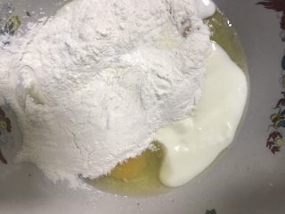 8、酸奶蛋糕,加入面粉