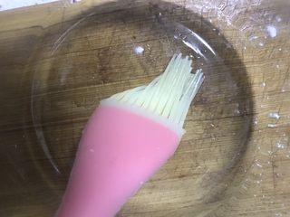 11、酸奶蛋糕,玻璃碗里刷油