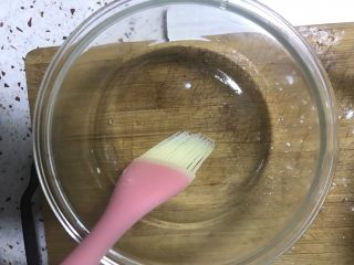 12、酸奶蛋糕,刷均匀方便脱模