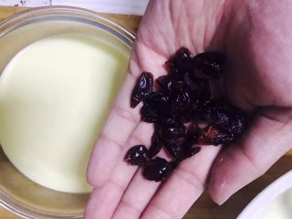 14、酸奶蛋糕,准备好蔓越莓干