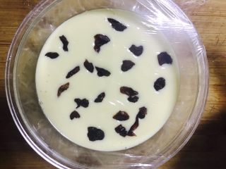 16、酸奶蛋糕,盖上保鲜膜，牙签扎几个小孔