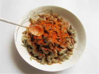 4、蒜香辣味虾,均匀撒上辣椒粉调味，根据自己口味喜好决定加多少，不喜欢吃辣的可以不加