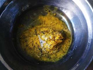 1、百香果蜂蜜纸杯蛋糕,将百香果果肉搅碎，和玉米油混合备用