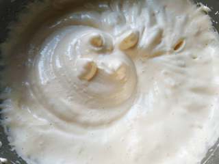 4、百香果蜂蜜纸杯蛋糕,混合均匀