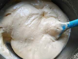 6、百香果蜂蜜纸杯蛋糕,用刮刀翻拌均匀