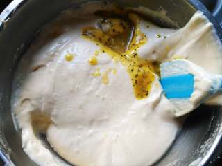 8、百香果蜂蜜纸杯蛋糕,沿盆壁倒入蛋糕糊中