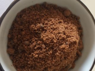 1、伯爵红茶核果软欧,用一小碗，把红糖粉装进去