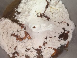 4、伯爵红茶核果软欧,倒入红糖水