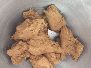 7、伯爵红茶核果软欧,和面2分钟后把面团撕烂