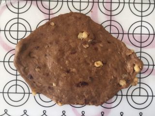 13、伯爵红茶核果软欧,盖上保鲜膜防止风干，取一个面团擀成椭圆、圆形、啥型都行。整形随心，爱怎么整就怎么整。