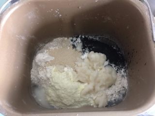 1、蟹柳土豆泥竹炭面包卷,提前做汤种：把15克高粉和75克水加热搅拌至有纹理，冷却即可！把除黄油之外的主要材料都放入面包桶里开始和面，包括提前做好的75克汤种