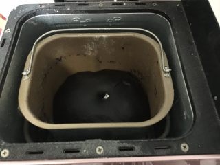 6、蟹柳土豆泥竹炭面包卷,基础发酵至两倍大