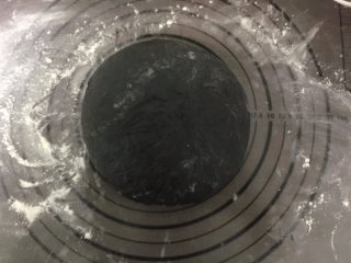 7、蟹柳土豆泥竹炭面包卷,取出面团压扁排气松弛10分钟