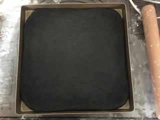 8、蟹柳土豆泥竹炭面包卷,擀成和烤盘一般大小后放入烤盘中