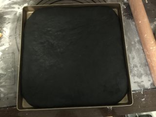 9、蟹柳土豆泥竹炭面包卷,入烤箱二次发酵1小时左右