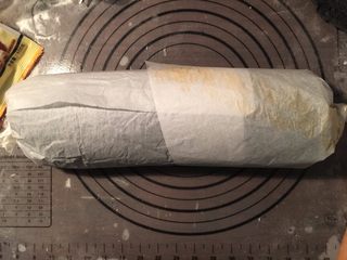 12、蟹柳土豆泥竹炭面包卷,慢慢卷起来用油纸固定等彻底冷却后