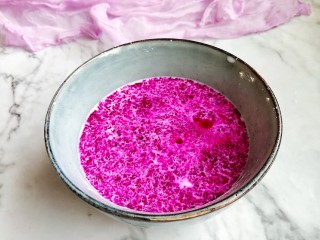 4、火龙果牛奶小方,搅拌均匀之后倒入红心火龙果汁。