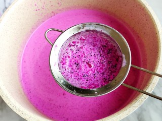 6、火龙果牛奶小方,需要再过筛一次，过筛在锅子里即可。