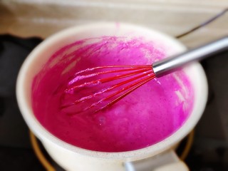 8、火龙果牛奶小方,慢慢的会有一些纹路比较粘稠，