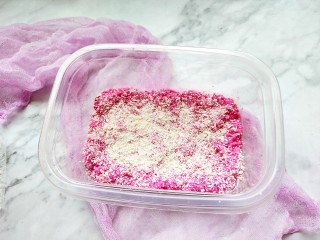 11、火龙果牛奶小方,把刚才煮好的倒进去上面带撒一层椰蓉。