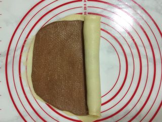 4、双色麻花吐司,叠放卷起。