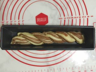 12、双色麻花吐司,放入模具二发至2倍大。