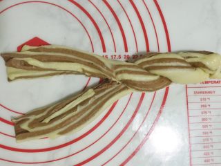 10、双色麻花吐司,切开另一边。