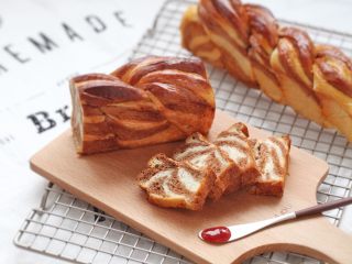 14、双色麻花吐司,切开以后,纹理十分有趣,吃起来也更有滋味啦~