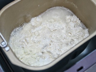 1、可颂面包,将除黄油外的所有食材放入面包桶内，启动面包机开始揉面
