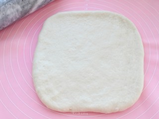 3、可颂面包,将面团擀成比较厚的面片，装入保鲜袋放进冰箱冷冻20到30分钟