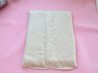 6、可颂面包,包入黄油，接缝处捏紧