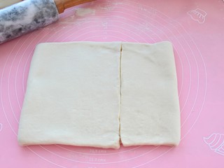 8、可颂面包,将擀好的面片从右边1/8处左边3/8处向内折叠