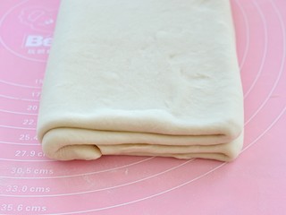 9、可颂面包,然后对折，第一次的四折就完成了