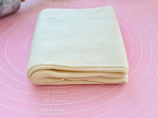 11、可颂面包,再对折完成第二次四折，放进冰箱冷冻30分钟