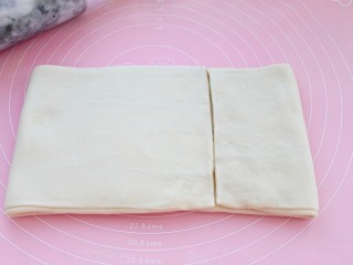 10、可颂面包,将折好的面片90度旋转方向，沿长边再次擀开，依然从右边1/8左边3/8处向内折叠