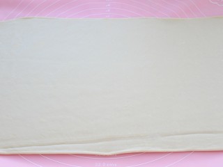 12、可颂面包,取出后擀成高约20厘米、厚度不小于0.4厘米的长方形面片