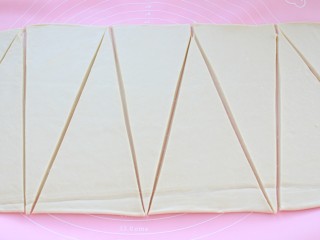 13、可颂面包,如图分切成边长10厘米、高度20厘米的三角形