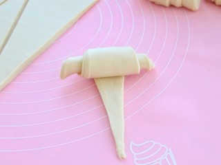 14、可颂面包,将三角形轻轻拉伸，然后由上至下卷起