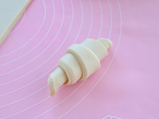 15、可颂面包,收边朝下