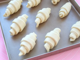 16、可颂面包,排放烤盘内，放到温度低于30度的环境中进行发酵