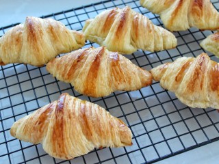 18、可颂面包,出炉后移至烤网冷却即可